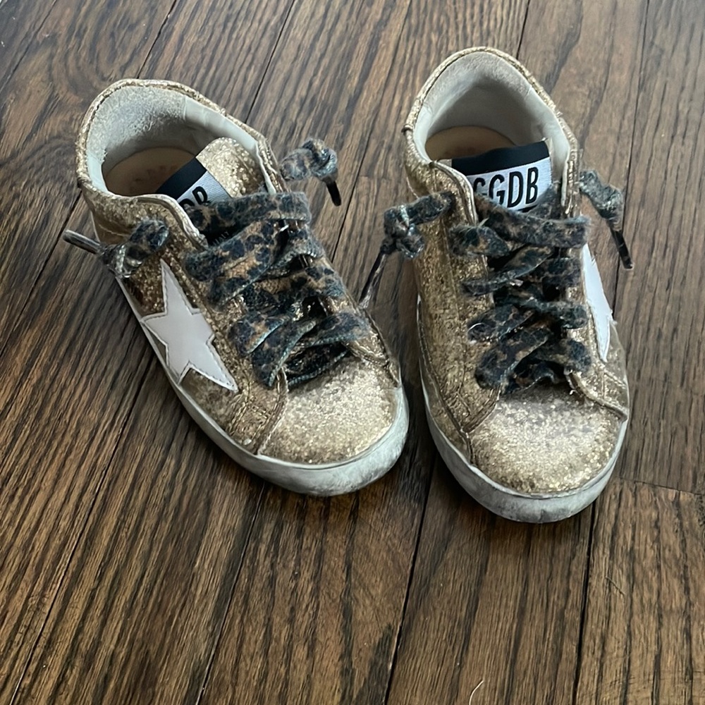 Girls size 8 gold glitter Golden Goose sneaker.